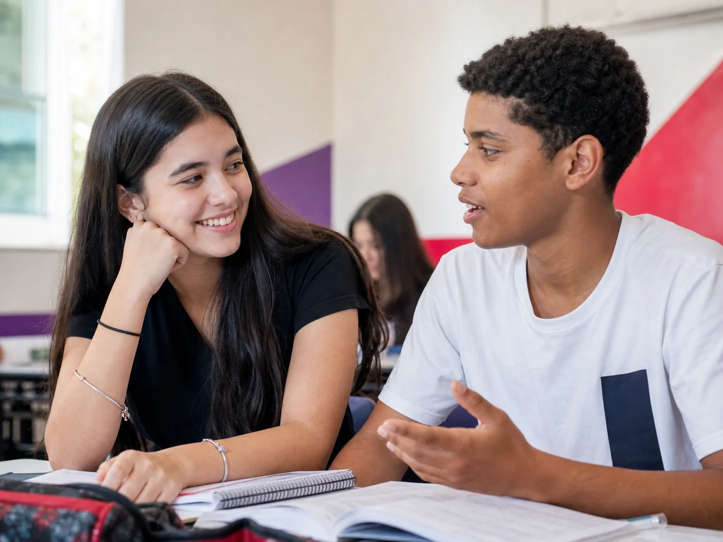Dois adolescentes praticando inglês em uma conversa durante a aula
